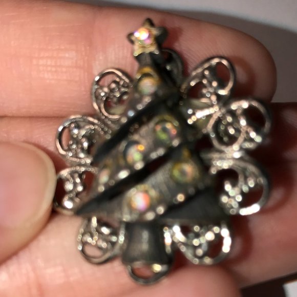 Pewter Christmas Tree Pin - Picture 1 of 4